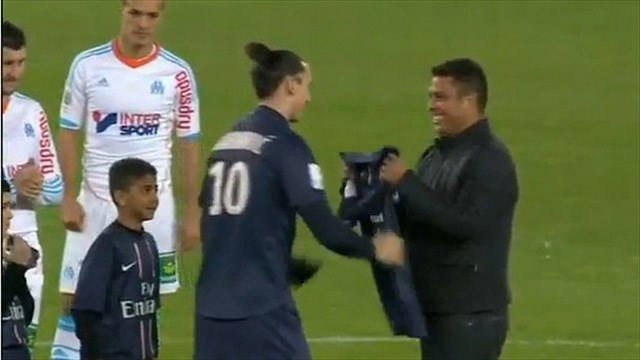 Ibrahimović je Ronaldu izročil dres PSG. (Foto: YouTube) 