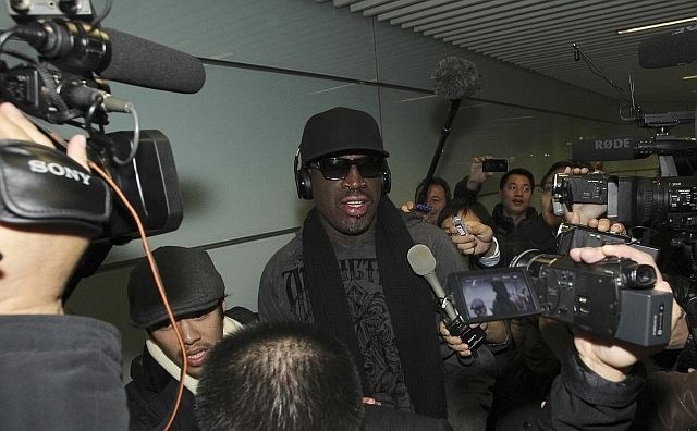 Dennisa Rodmana so na pekinškem letališču po vrnitvi iz Severne Koreje takole oblegali novinarji. (foto: Reuters) 