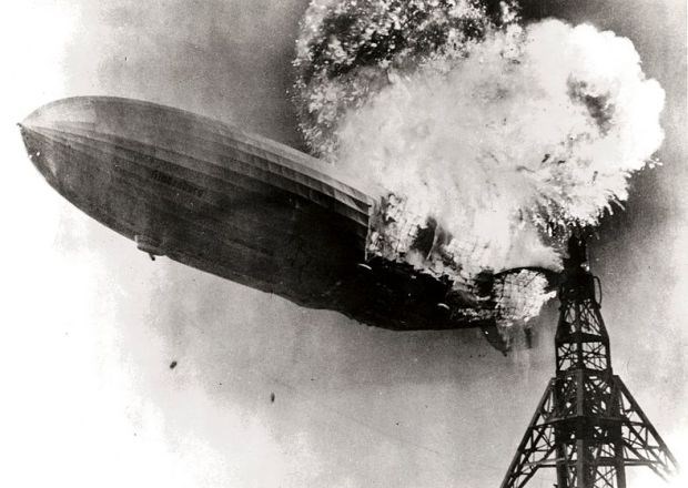 Hindenburg v plamenih.    
