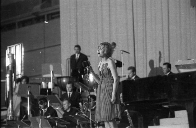 ﻿Marjana Deržaj, leta 1964,  zmagovalka Slovenske popevke s  skladbo Poletna noč.   Foto: Edi Šelhaus / hrani Muzej novejše...