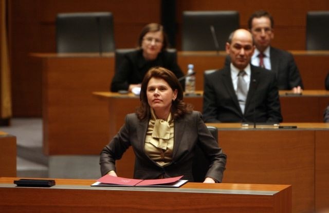 Alenka Bratušek v državnem zboru. 