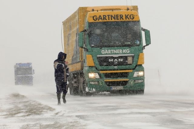 Led in sneg danes na severu Francije povzročata številne nevšečnosti v prometu. (Foto: Reuters) 