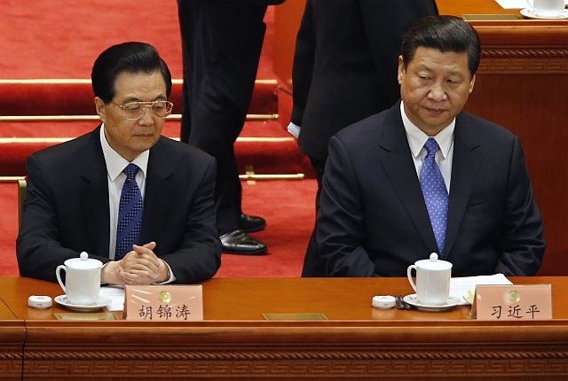 Odhajajoči Hu Jintao (levo) in novi predsednik Xi Jinping. (foto: Reuters) 