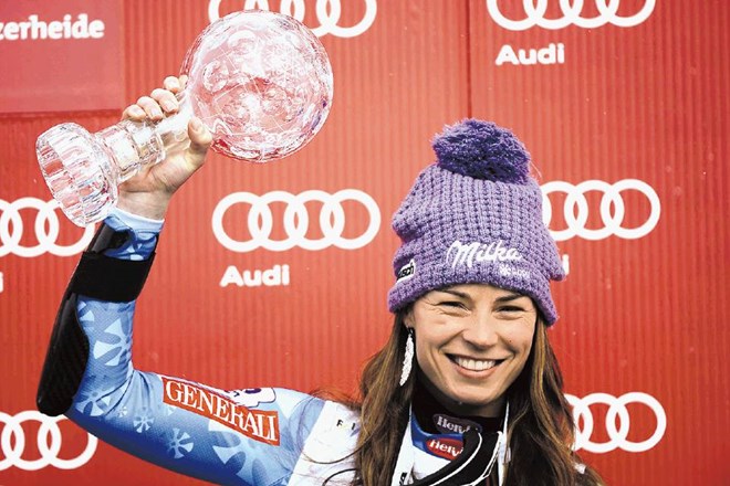 Tina Maze je včeraj prejela prvi mali kristalni globus v karieri za zmago v superveleslalomu. 