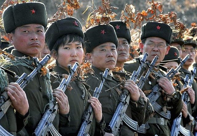 Severnokorejski vojaki in vojakinja. (foto: Reuters) 
