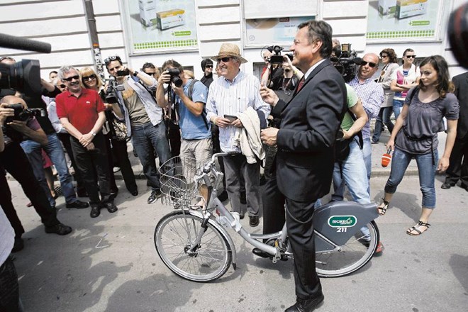Ljubljanski župan Zoran Janković ni kolesar. Po mestu se raje odpravi peš. V službo se vozi z avtomobilom, a zagotavlja, da...