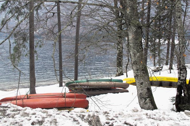 Tihožitje pod državnim objektom – zapuščeni čolni na obali jezera 