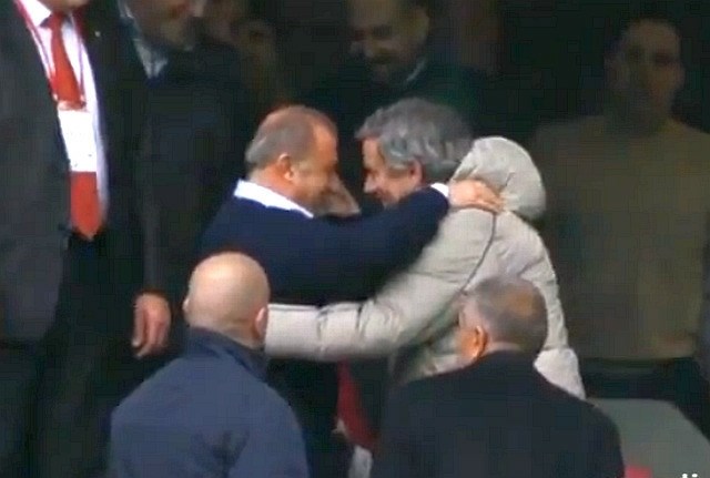 Fatih Terim je prisrčno pozdravil Joseja Mourinha. (Foto: Youtube) 