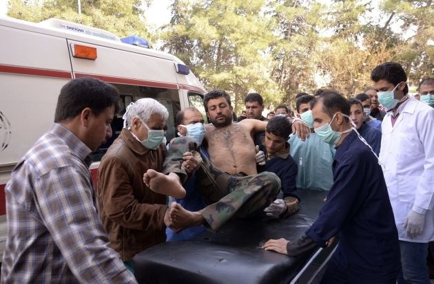 V bolnišnico v Alepu so sirski uporniki pripeljali tudi vojake, ki naj bi bili žrtve napada s kemičnim orožjem.  Foto:...