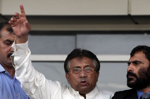 Mušaraf je nagovoril množico, ki ga je pričakala na letališču. (Foto: Reuters) 