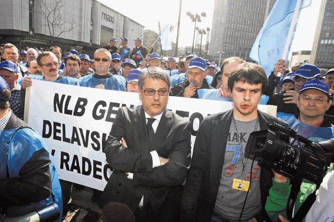 Nekdanji župan Radeč Matjaž Han (na sredini) na lanskem protestu  sindikata Pergam  v podporo zaposlenim v podjetju Radeče...