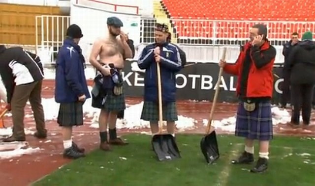 Škotski navijači so z veseljem poprijeli za lopate in pomagali igrišče v Novem Sadu očistiti snega. (Foto: Youtube) 