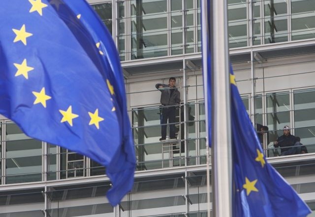 Bruselj s predlogom sprememb letošnjega poračuna EU; potrebnih dodatnih 11,2 milijarde evrov