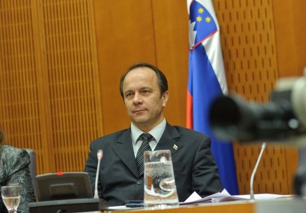 Predsednik odbora Branko Grims (SDS) je poudaril, da je njegov cilj, da bi se ta razprava oz. predstavitev mnenj znebila...