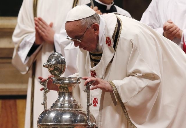 Papež med krizmeno mašo. (foto: Reuters) 