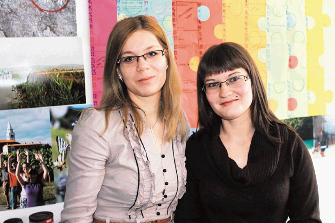 Jasmina Smajić Šupuk in Milana Simonič iz zavoda Karo skrbita, da se kolesje Karocikla vrti. 