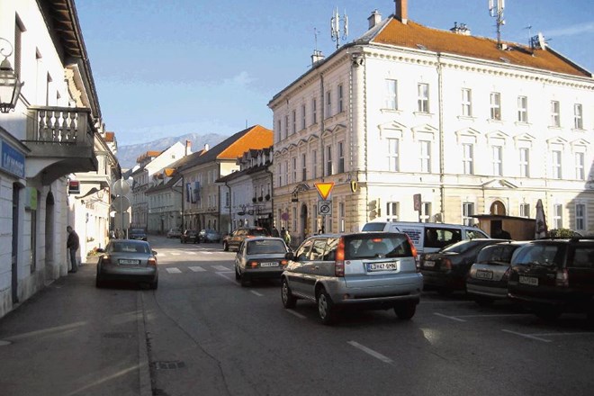 Pred Pošto Kamnik bo z enosmerno prometno ureditvijo odklenkalo tudi dolgoletnemu parkiranju na pločnikih, saj bodo na...