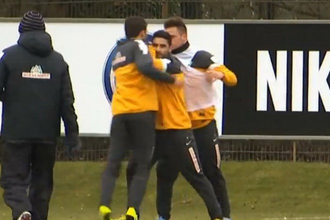 Na treningu Werderja sta si v lase skočila Marko Arnautović in Sokratis Papastathopoulos.  (Foto: YouTube) 