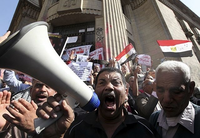 Takole so včeraj v Kairu protestirali proti Mohamedu Mursiju (foto: Reuters) 