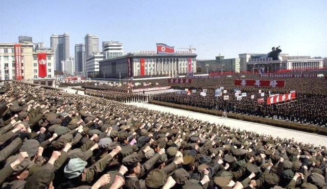 Stanje je zelo resno. Na sliki prebivalci Severne Koreje, zvesti svojemu vodji. (Foto: Reuters) 