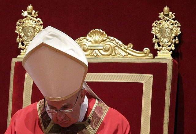 Papež Frančišek je v okviru praznovanj ob velikem petku v rimskem Koloseju vodil tradicionalni križev pot. (foto: Reuters) 