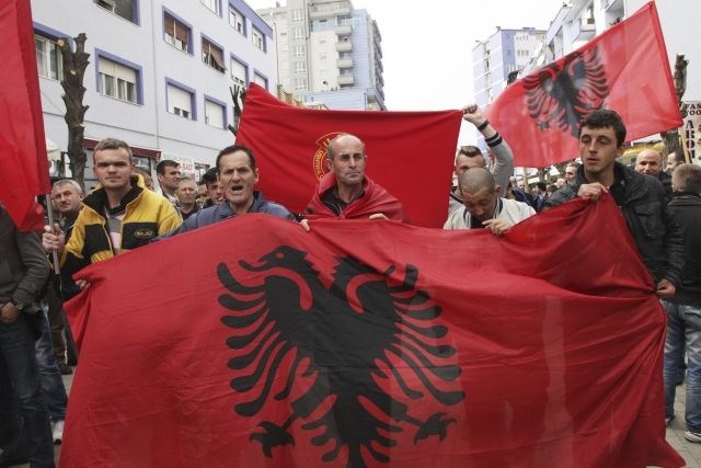 V Bruselj poleg Dačića še Vučić; kosovski Srbi protestirajo