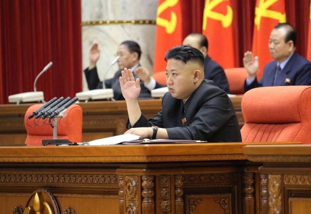 Kim Jong Un na sestanku komunistične partije. 