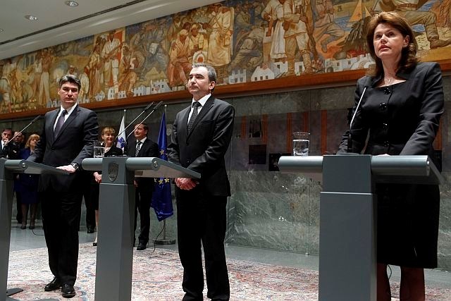 Hrvaški premier Zoran Milanović, predsednik DZ Janko Veber in predsednica vlade Alenka Bratušek. (foto: Jaka Gasar) 