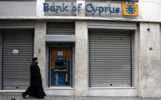 Saris, ki je odstopil s položaja, je bil večji del lanskega leta predsednik največje ciprske banke Bank of Cyprus. 