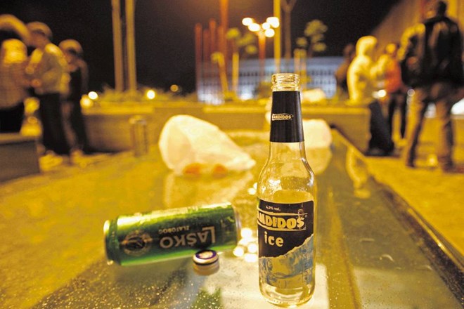 V  NSi kot  kritično območje množičnega popivanja mladih poleg Trnovskega pristana navajajo tudi okolico Maximarketa, Cirkusa...