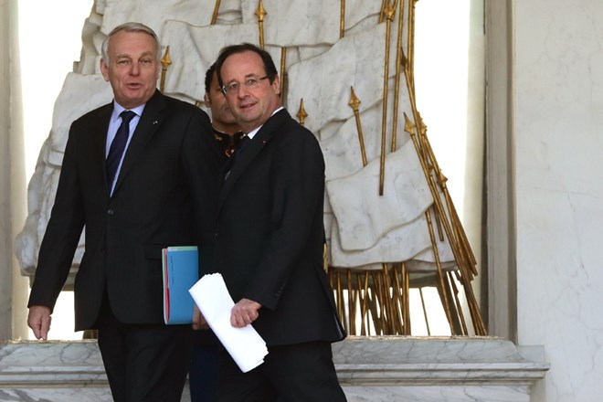 Francoski premier Jean-Marc Ayrault (levo) in predsednik Francois Hollande (desno).     