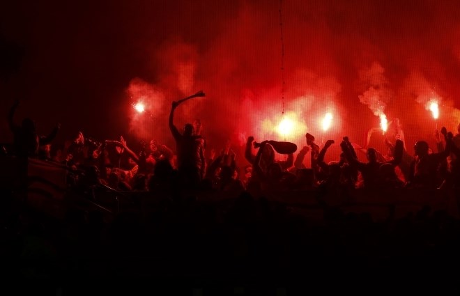 Galatasarayjevi navijači so med tekmo prižgali več bakel.  (Foto: Reuters) 