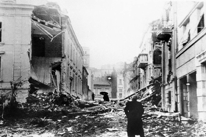 Šestega aprila 1941 je nekaj sto letal nemške Luftwaffe priletelo nad Beograd in zmetalo na mesto več kot 400 bomb. V...