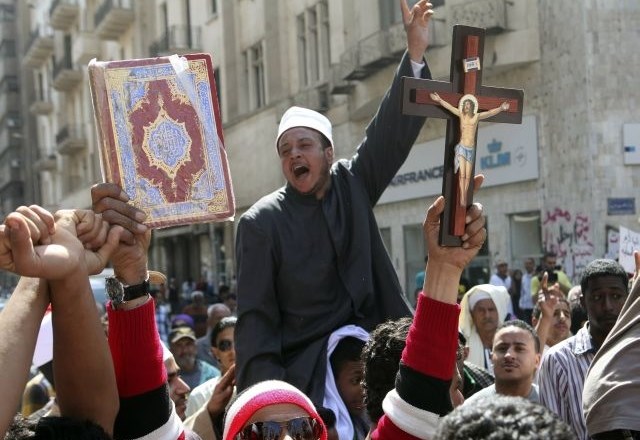 V spopadih med Kopti in muslimani, ki naj bi jih sprožile otroške risbe, v Egiptu umrlo najmanj pet ljudi