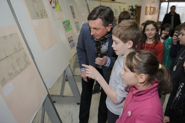 Pahor med novomeškimi osnovnošolci in dijaki
