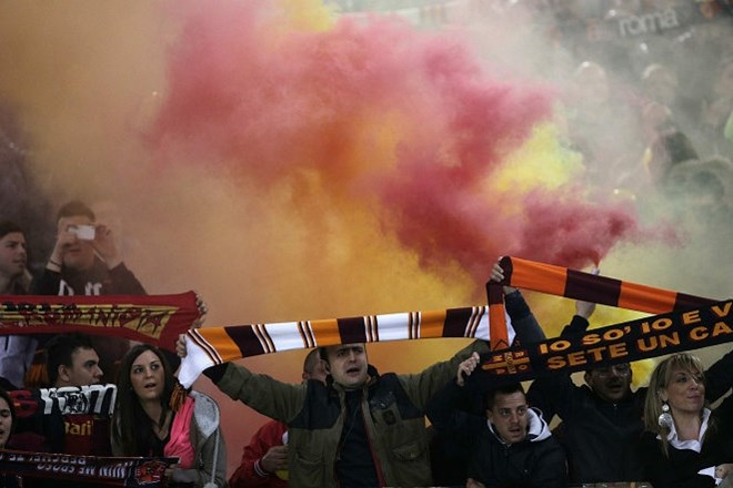 Vročekrvni rimski navijači so med seboj obračunali že pred tekmo. (Foto: Reuters) 