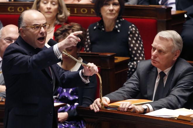 Francoski minister za proračun Bernard Cazeneuve med govorom na seji vlade.    