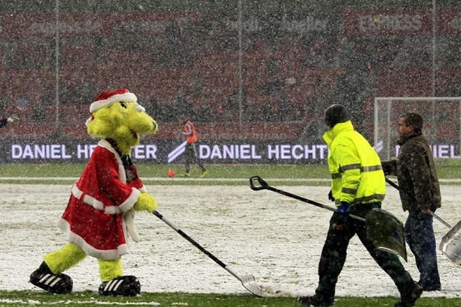 Sneg je nemškim nogometašem v letošnji sezoni povzročal kar nekaj težav.  (Foto: Reuters) 