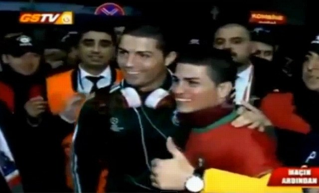 Ronaldo je včeraj spoznal svojega turškega dvojnika. (Foto: youtube) 
