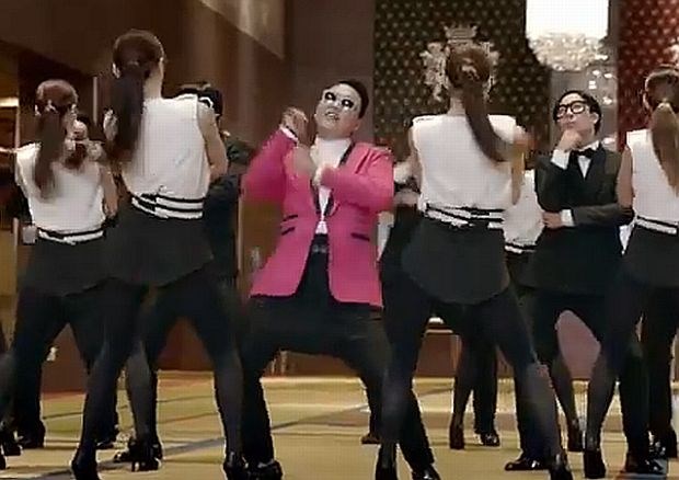 Novi plesni gibi korejskega megazvezdnika. (foto: Youtube) 