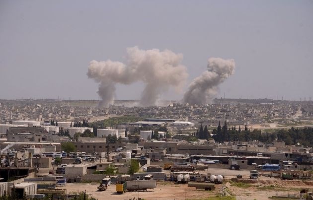 Tako so sile predsednika Bašarja al Asada v soboto bombardirale letališče pri Alepu. Danes je bilo v zračnem napadu na...