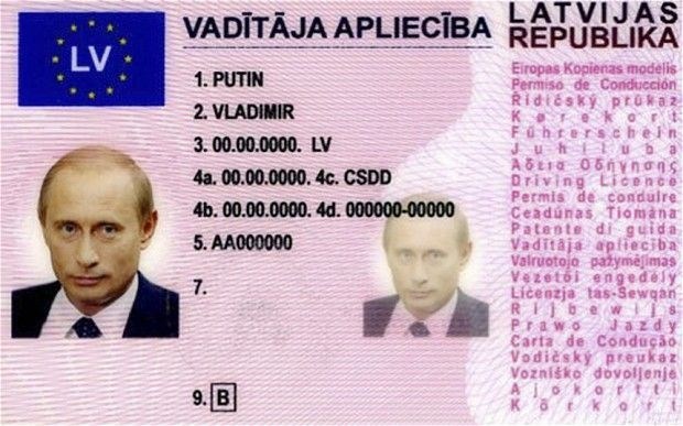 Ponarejen osebni dokument z imenom in fotografijo Vladimirja Putina. (foto: Reuters) 