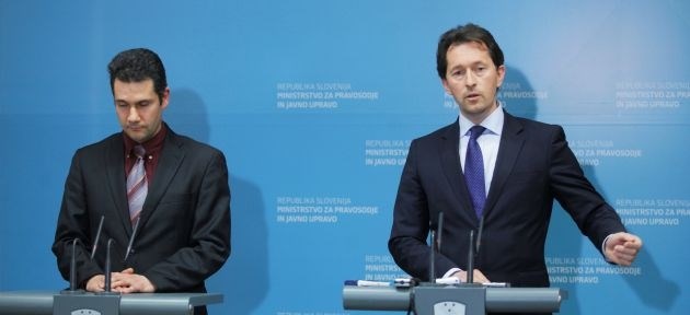 Minister za javno upravo Gregor Virant in v. d. generalnega direktorja davčne uprave Tomaž Perše (Foto: Daniel Novaković/STA)...