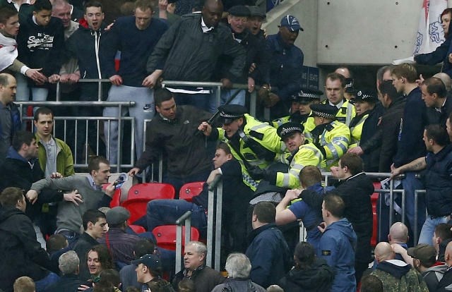 V nedeljo je na Wembleyju prišlo do obračuna med policisti in navijači Millwalla. (Foto: Reuters) 