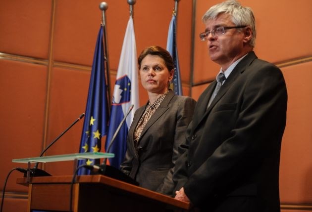 Premierka Alenka Bratušek in predsednik GZS Samo Hribar Milič (Foto: Nebojša Tejić/STA) 