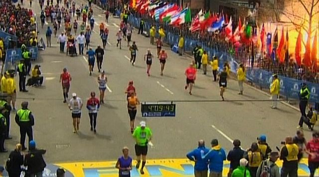Trenutek eksplozije na bostonskem maratonu. (foto: Reuters) 