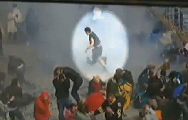 FBI preučuje posnetek, na katerem v črno oblečen moški beži takoj po eksploziji. (foto: Youtube) 