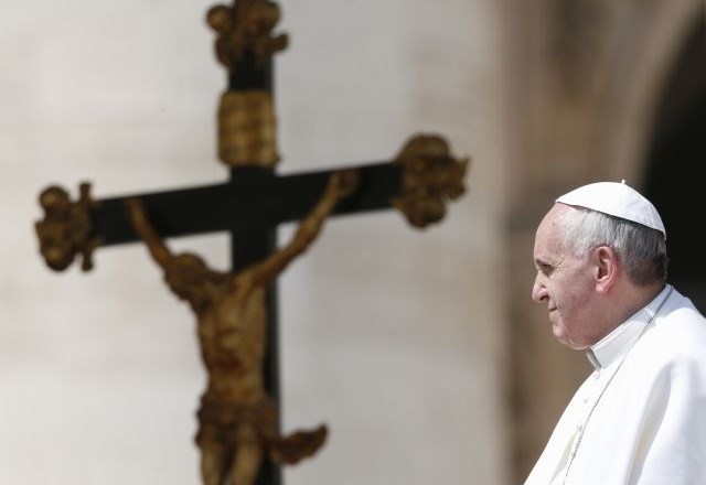 Papež Frančišek je zmanjšal prihodke nadzornikov vatikanske banke