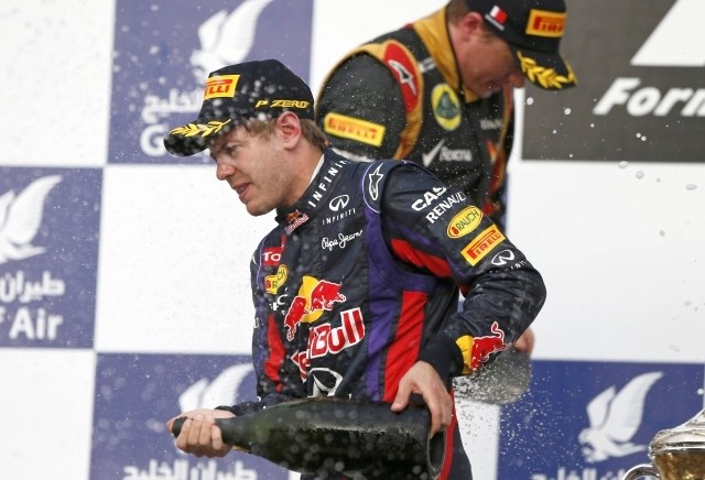 Z brezalkoholnim šampanjcem so se v Bahrajnu škropili isti dirkači kot lani - Vettel, Räikkönen in Grosjean. (Foto: Reuters)...