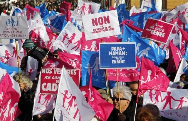 Napoved vojne: Francoskemu parlamentu grozijo zaradi zakona o istospolnih porokah